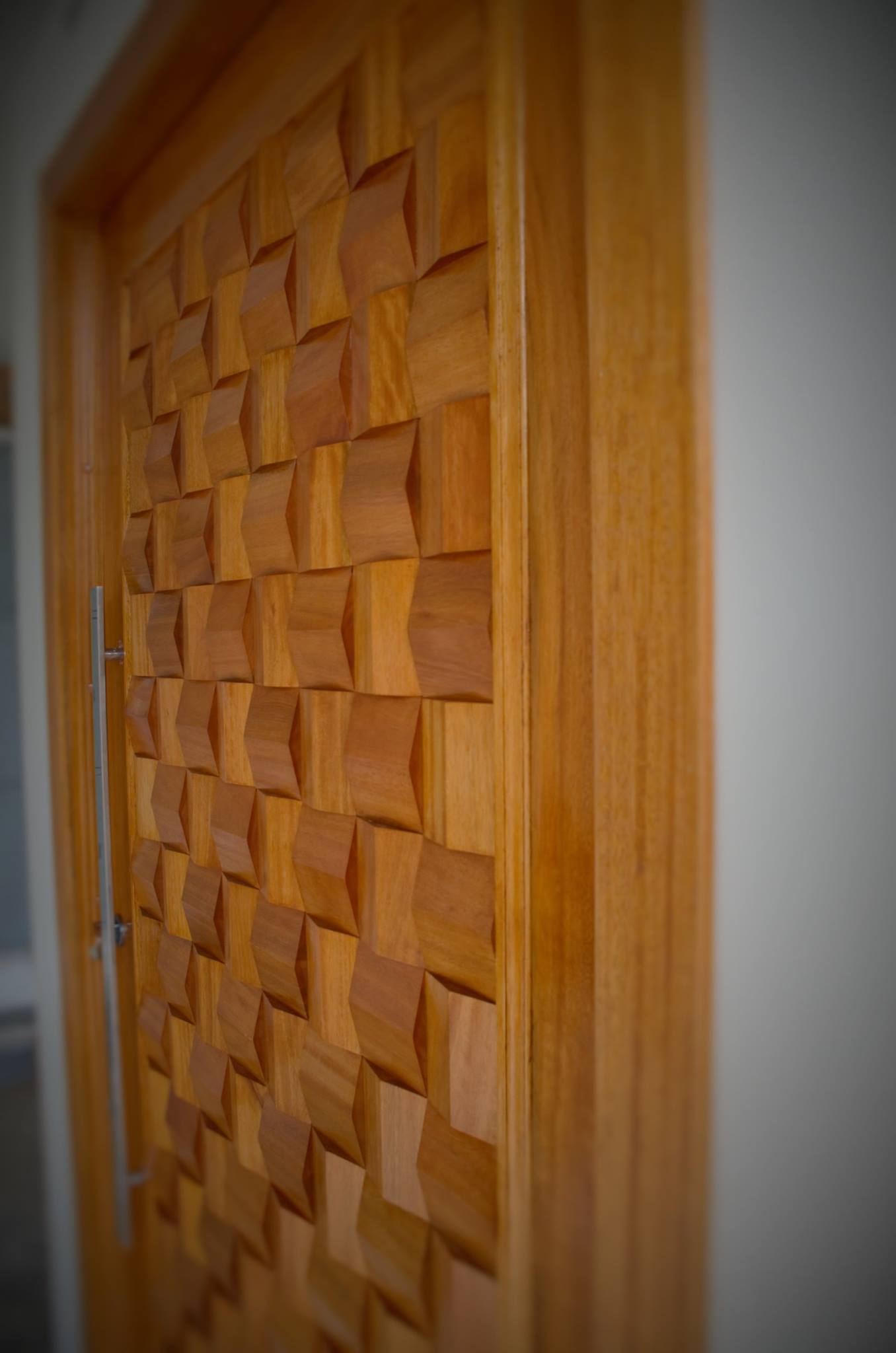 porta pivotante, porta de madeira