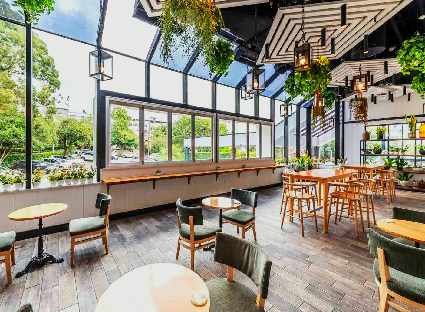 A restaurant with tables and chairs and lots of windows.