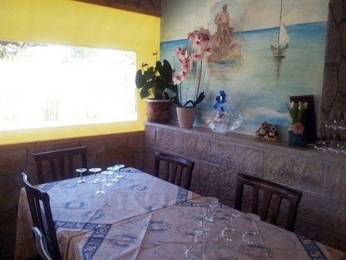 tavoli in un ristorante di pesce e quadro celeste