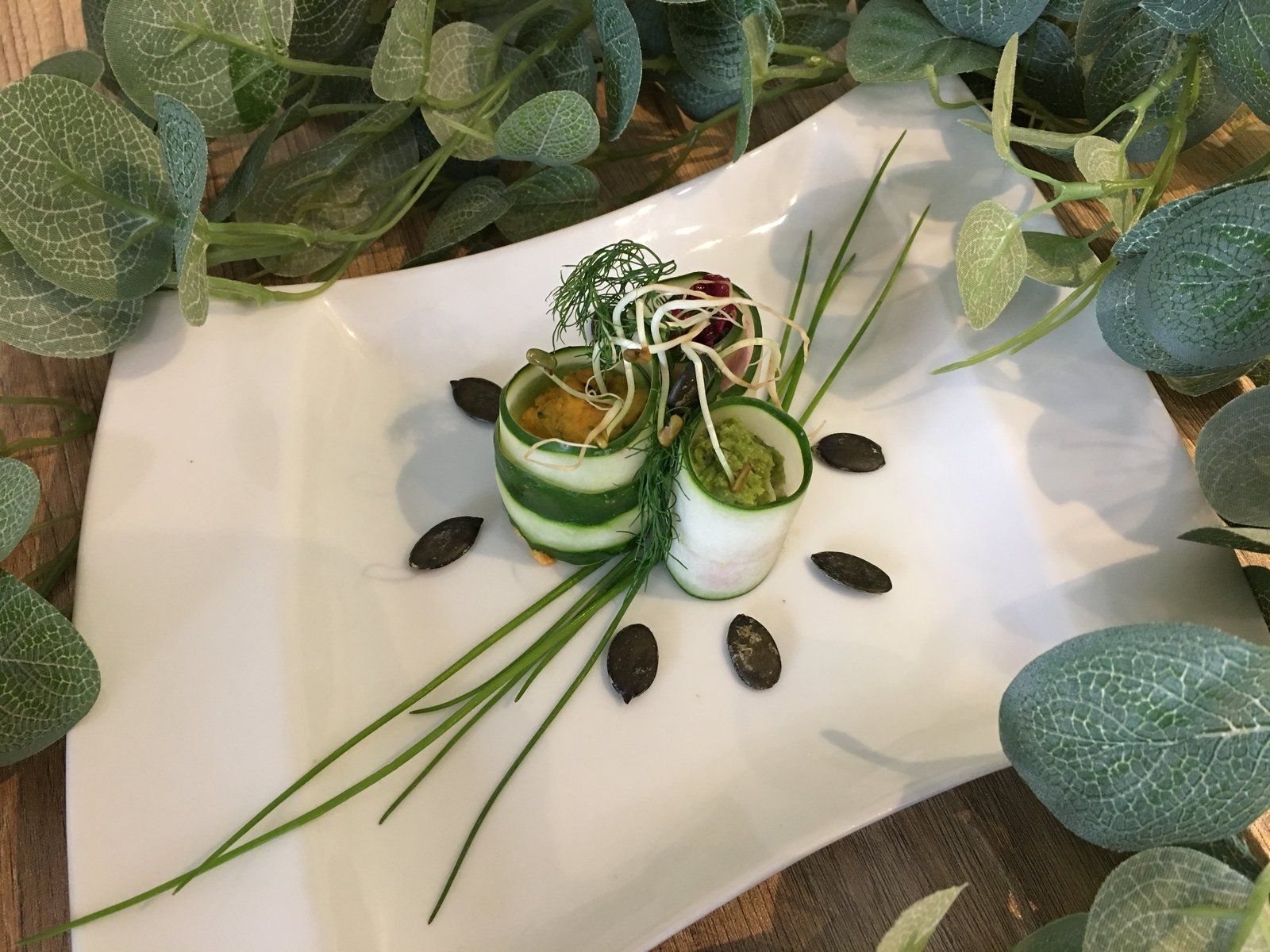 présentation de légumes verts dans une assiette blanche