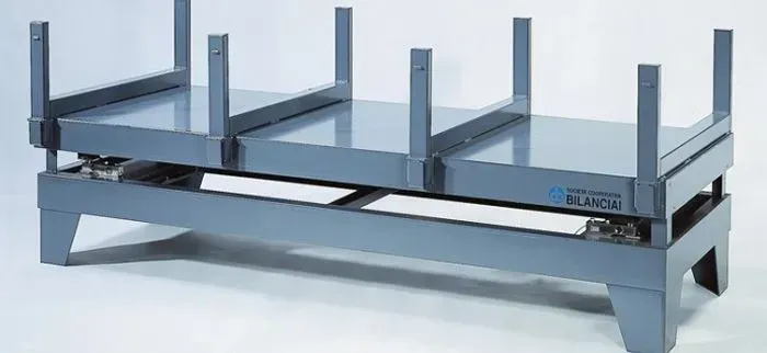 Scaffalatura industriale in metallo grigio.