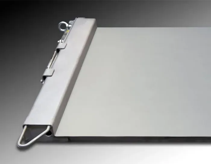 Rampa metallica con ferramenta attaccata, probabilmente per carico o scarico.