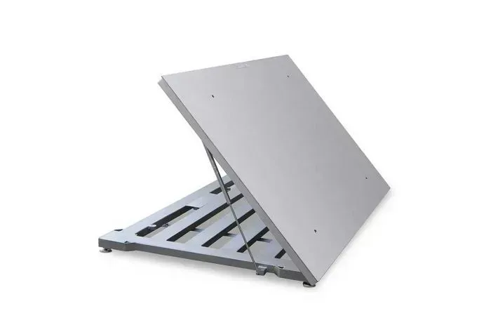 Pannello di accesso grigio aperto che mostra il telaio di supporto in metallo e le cerniere.