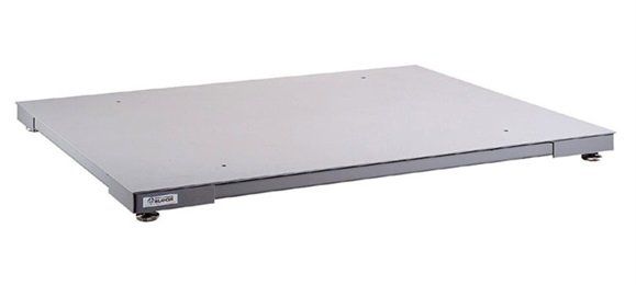 Una piattaforma rettangolare color argento con un bordo scuro, probabilmente una bilancia o un dispositivo simile.