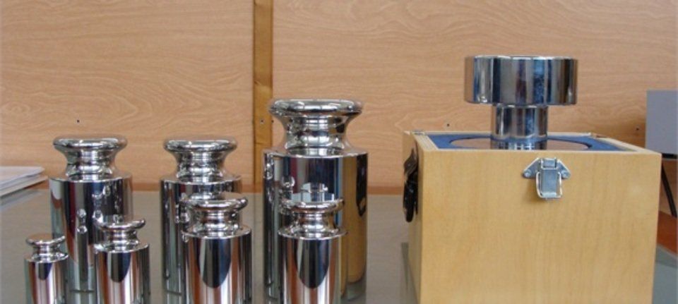 Pesi per taratura su tavolo