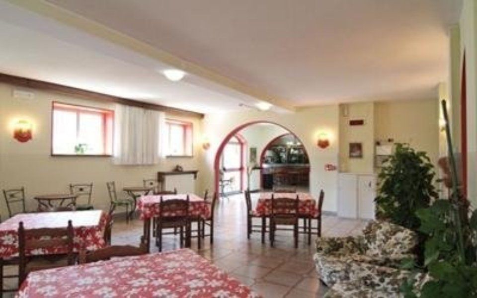 Sala da pranzo nella residenza per anziani