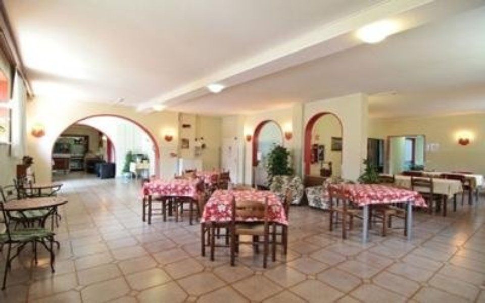 Sala da pranzo nella residenza per anziani
