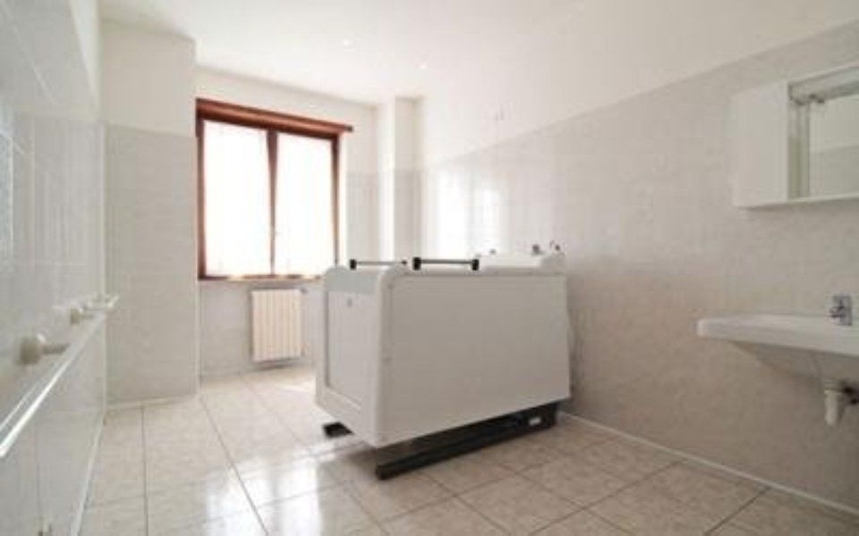 Bagno con vasca per anziani