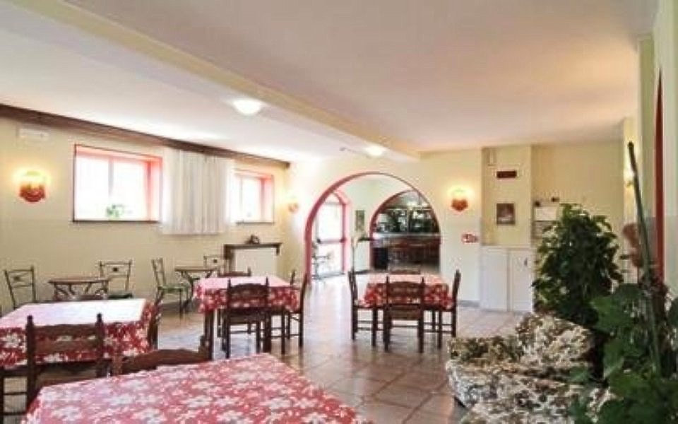 Sala da pranzo nella residenza per anziani