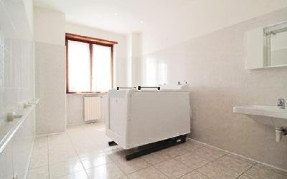 Bagno con vasca per anziani