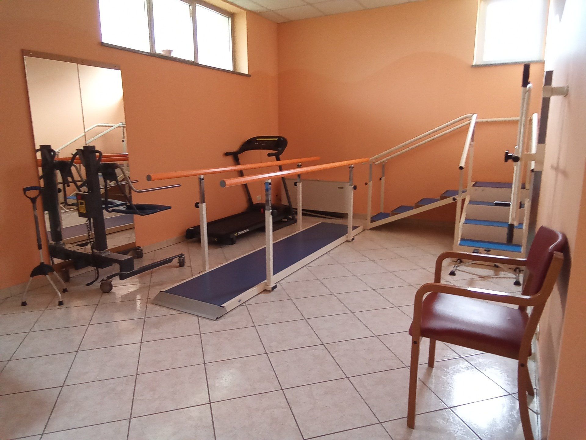 Corridoio ospedaliero con pareti dipinte