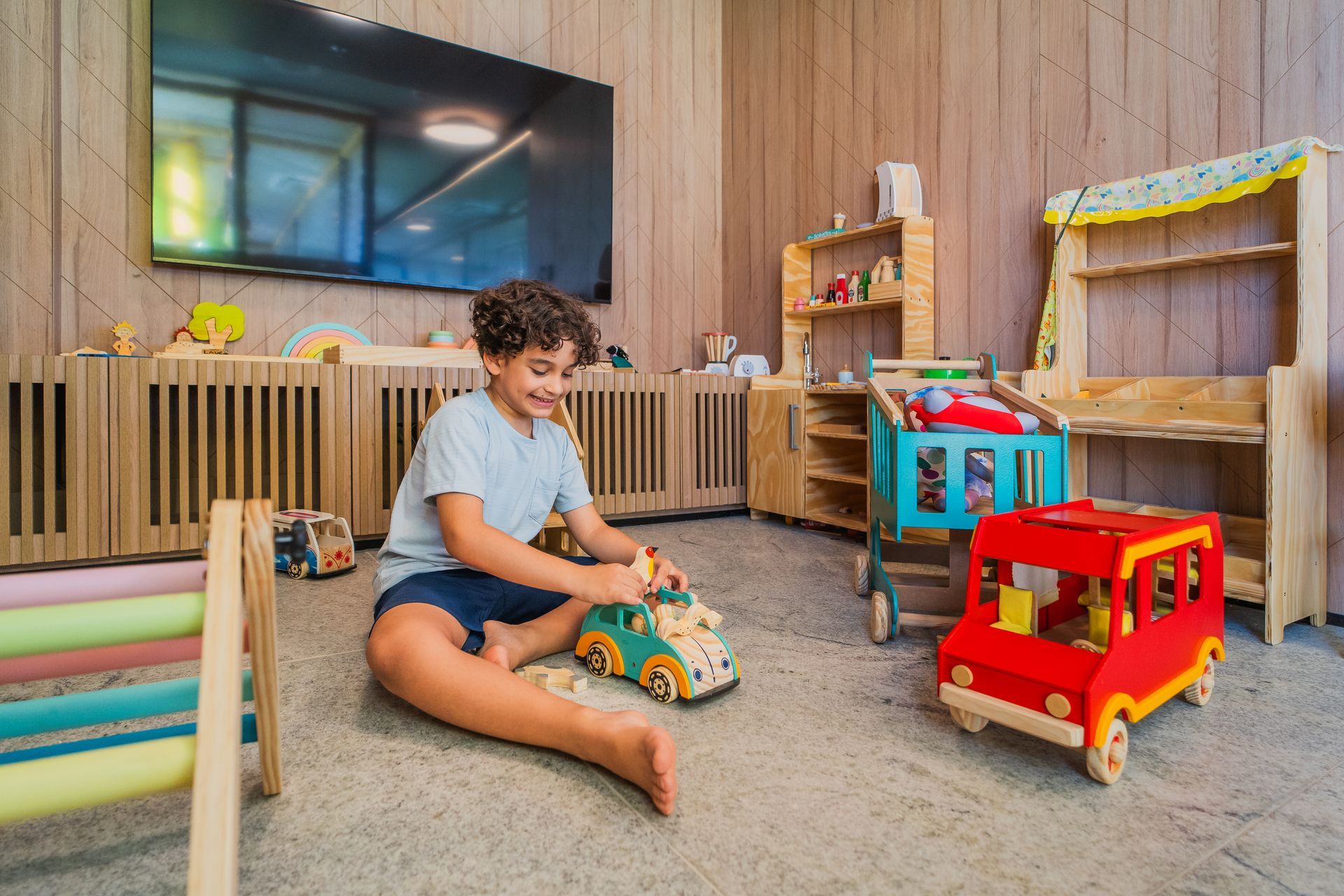 Uma impressão artística de uma sala de recreação infantil cheia de brinquedos e cadeiras.