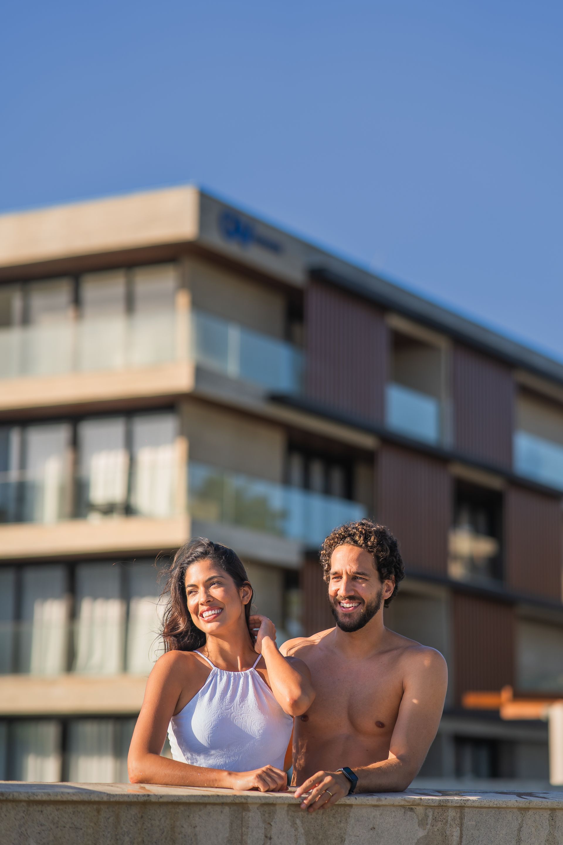 Um grande corpo de água com uma praia ao fundo