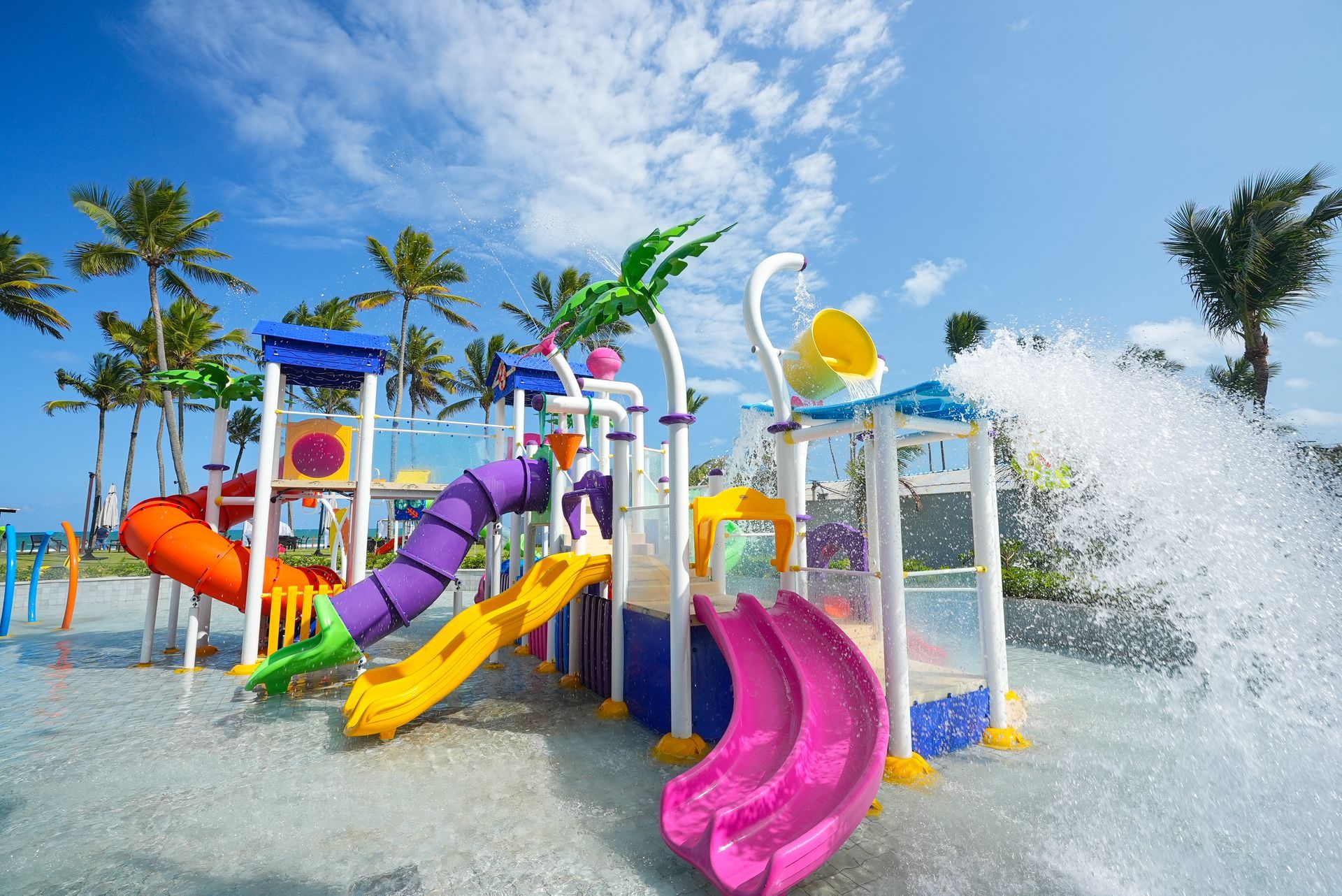 Uma grande sala com mesa de sinuca e mesas de pingue-pongue