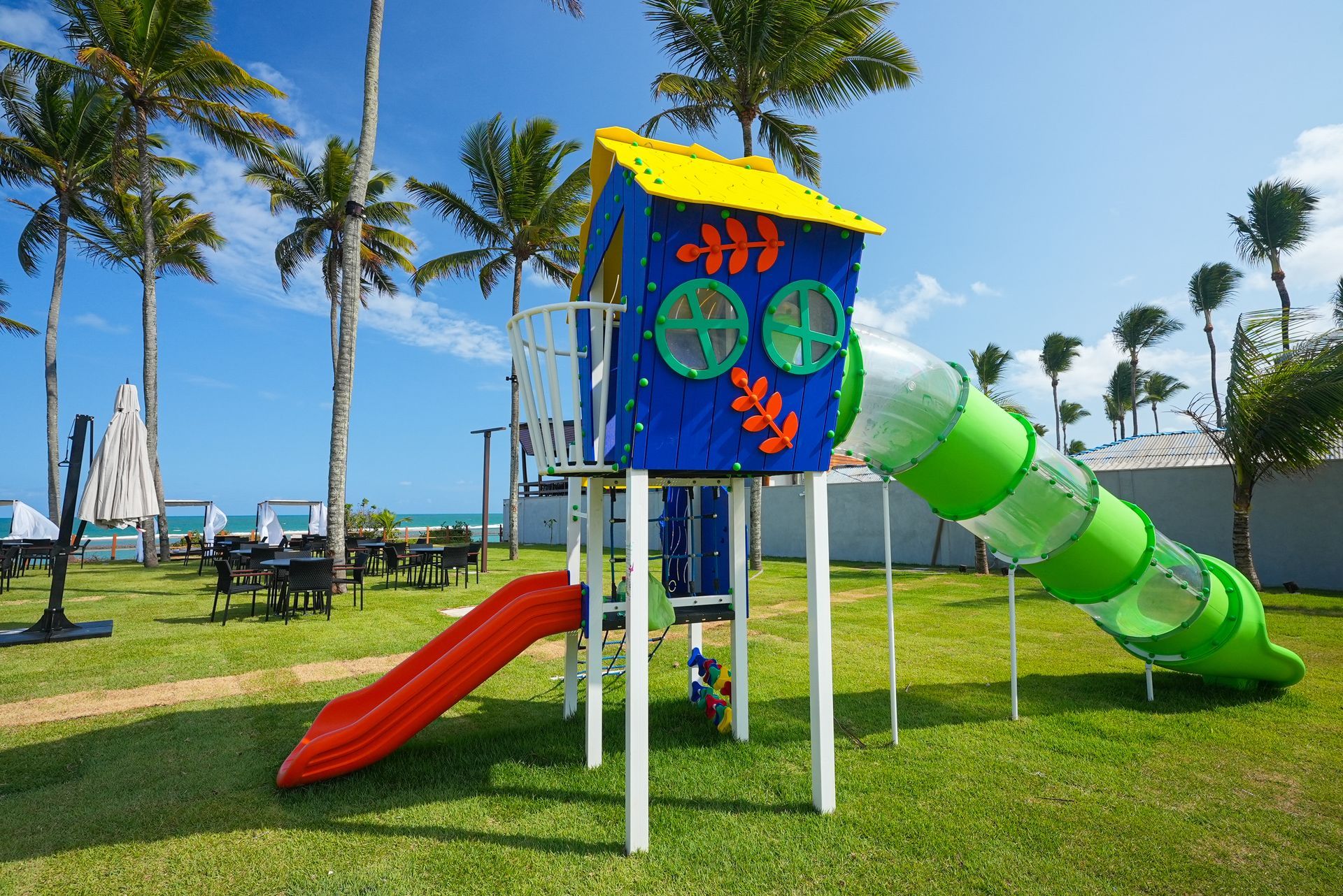 Um playground em porto alto resort.