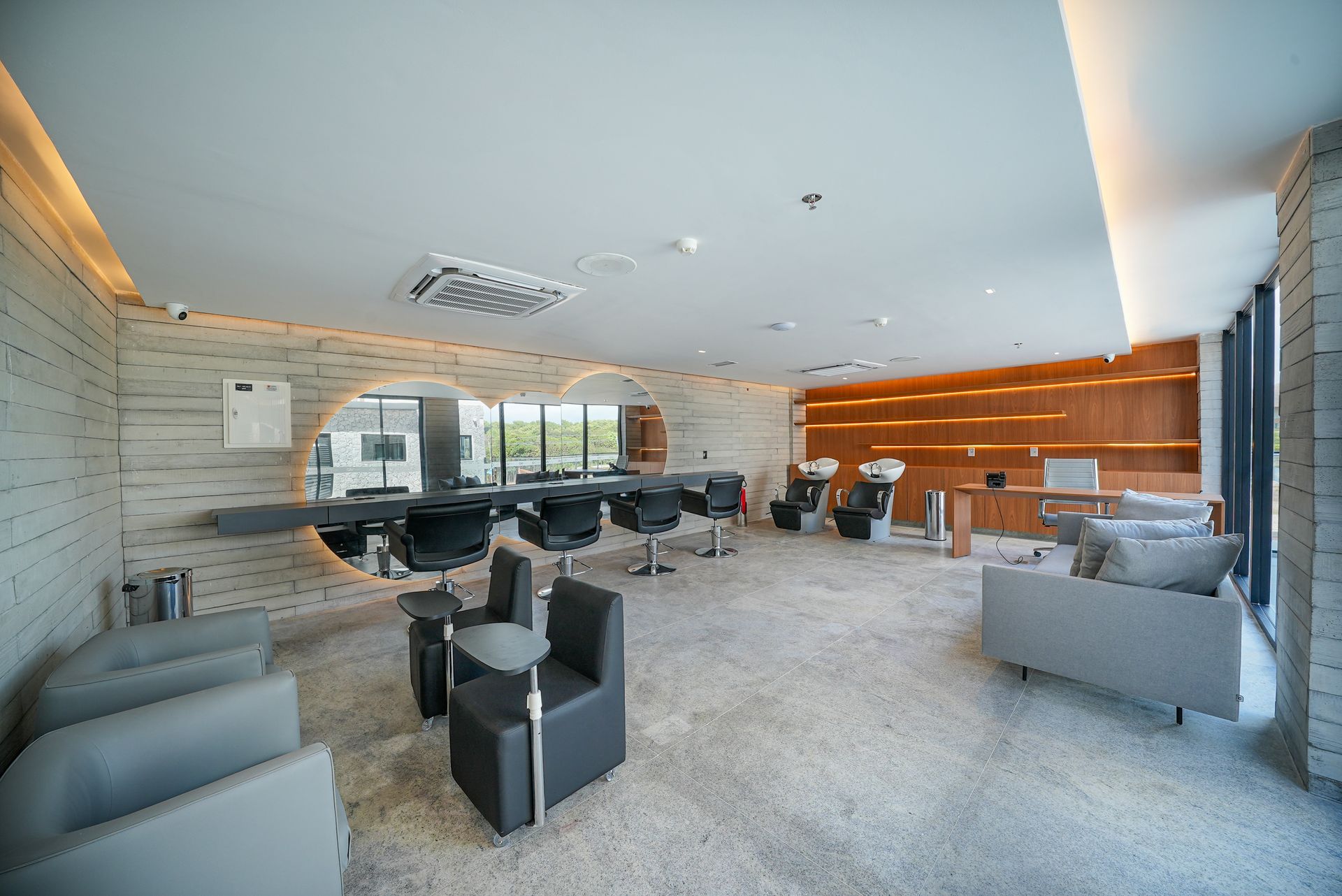 Uma sala grande com muitas cadeiras e mesas em um salão.