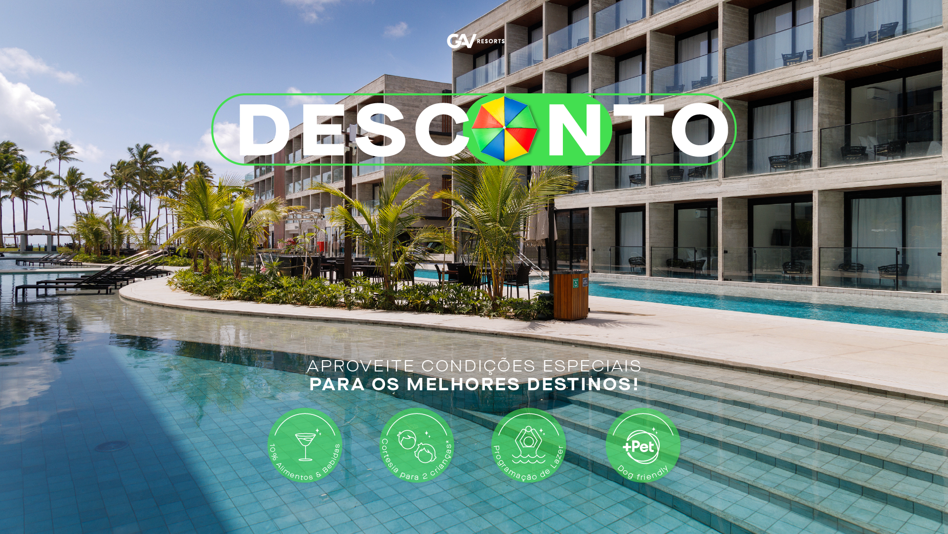 Um sofá circular está no meio de uma piscina cercada por palmeiras.