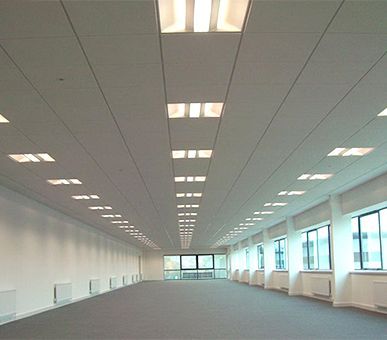 Uma grande sala vazia com um teto cheio de luzes
