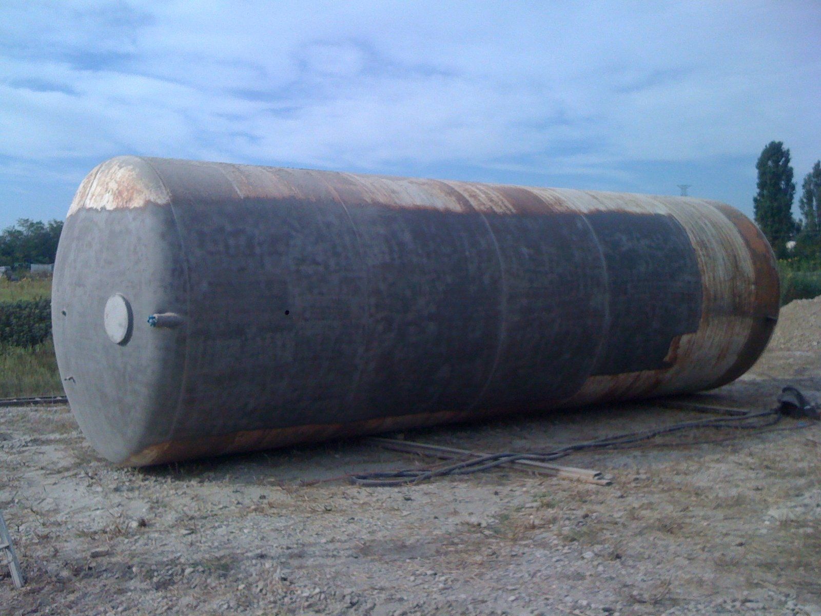 operatore durante sabbiatura di metalli