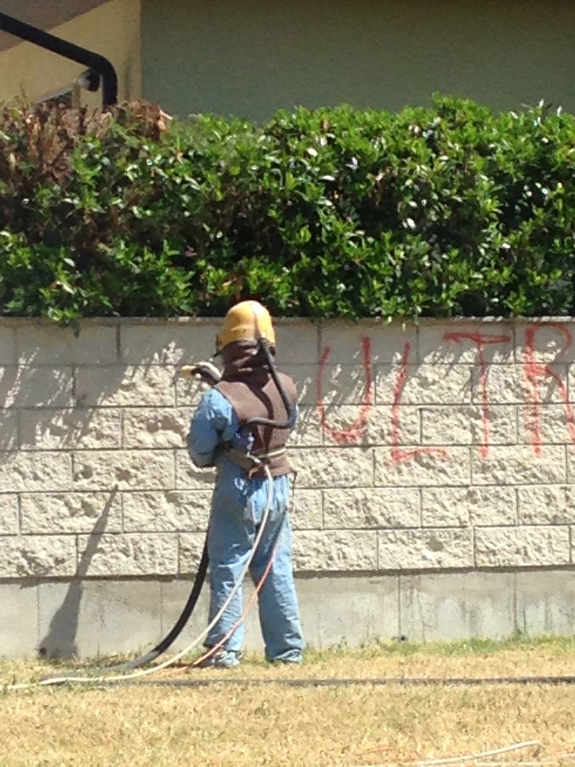 operatore durante la fase di sabbiatura