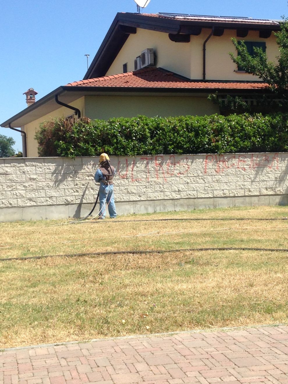 operatore in fase di sabbiatura di parete 5
