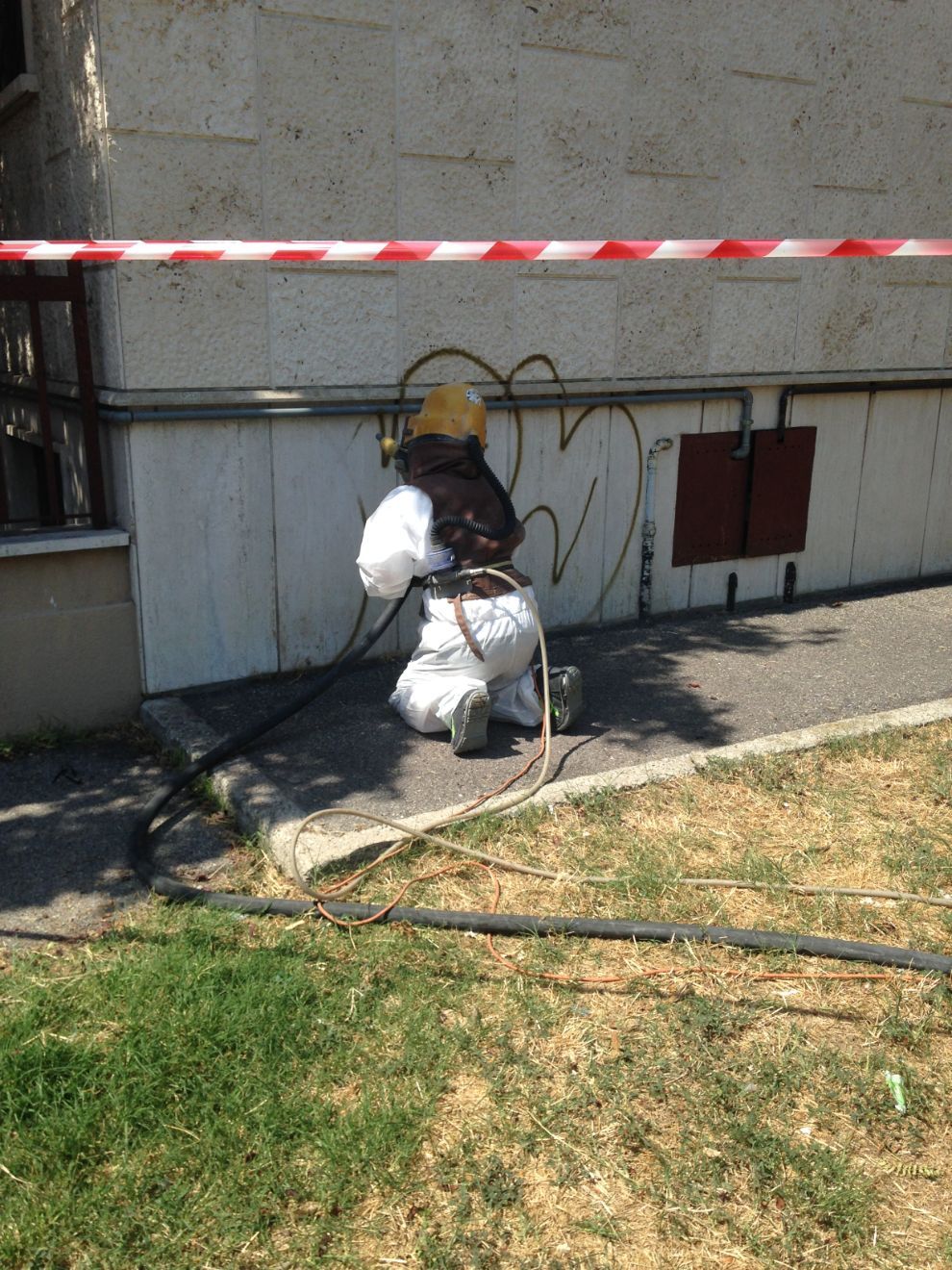 operatore in fase di sabbiatura di parete 3