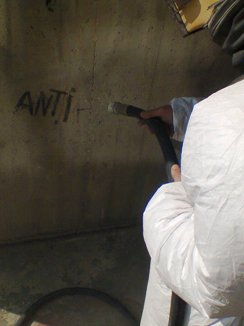 operatore in fase di sabbiatura di parete 4