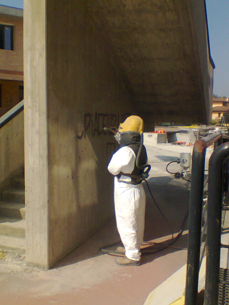 operatore in fase di sabbiatura di parete 2