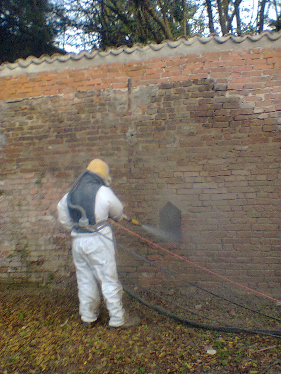 operatore in fase di sabbiatura di parete 1