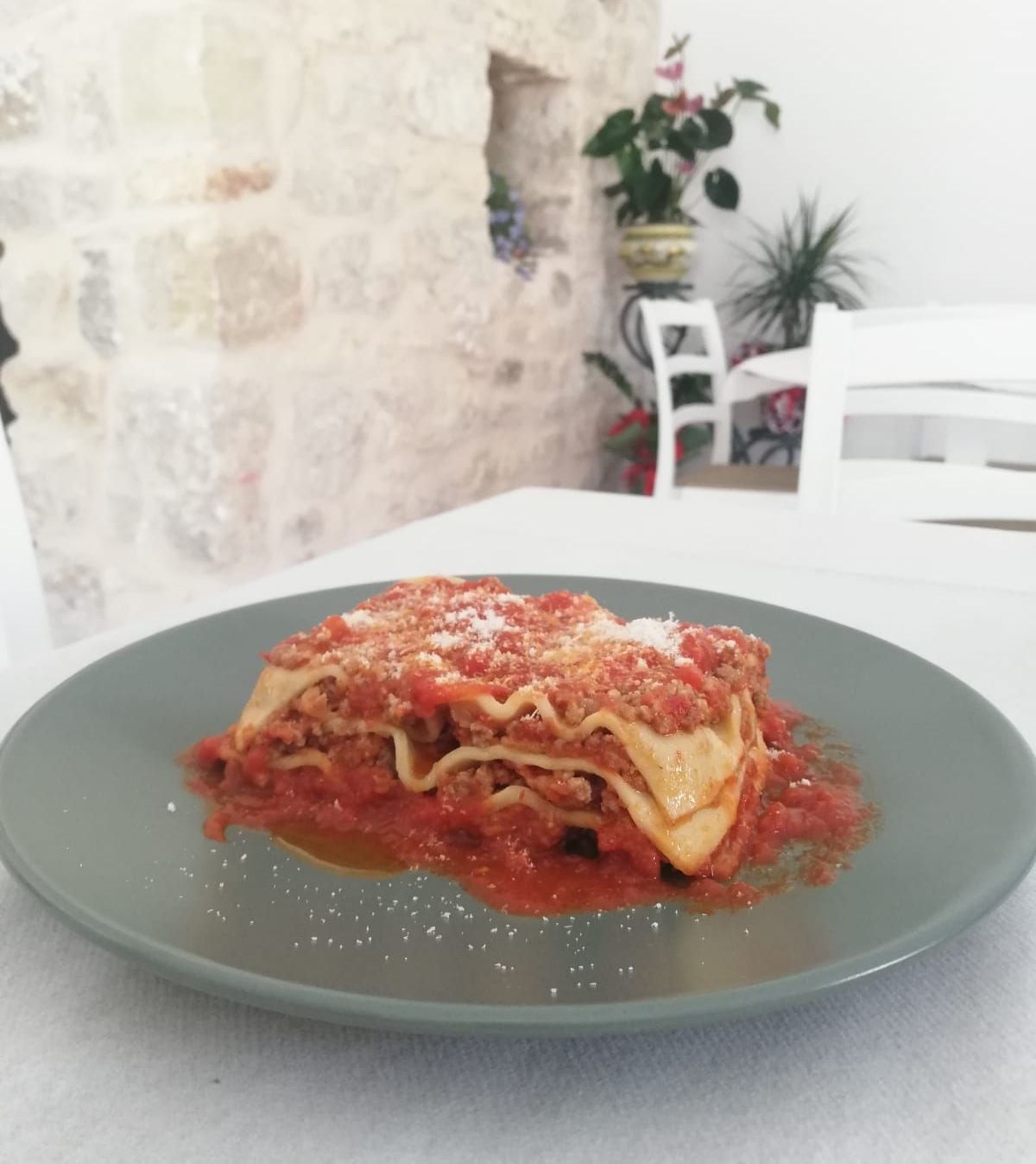 piatto di lasagne al forno