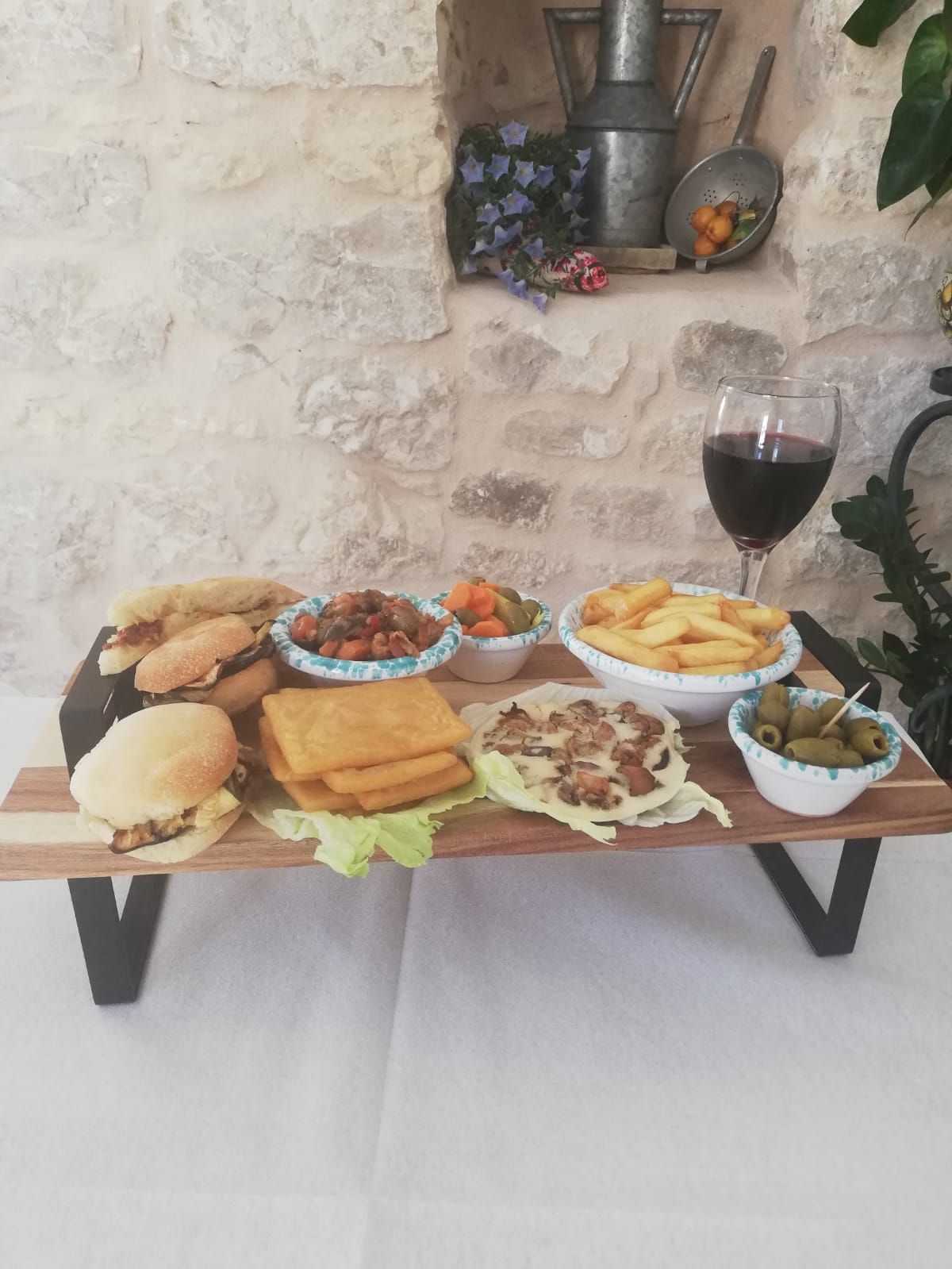 tagliere con salatini e specialità locali