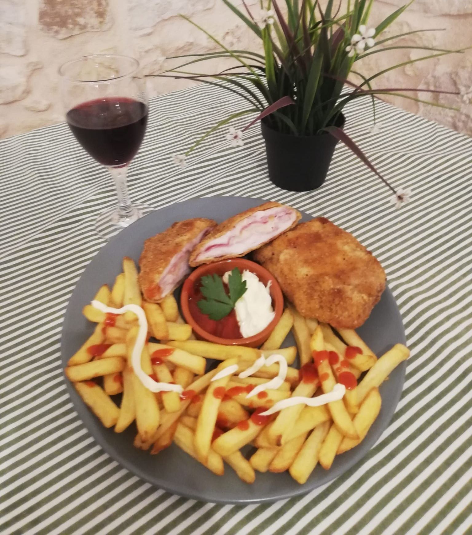 cotoletta impanata con patatine