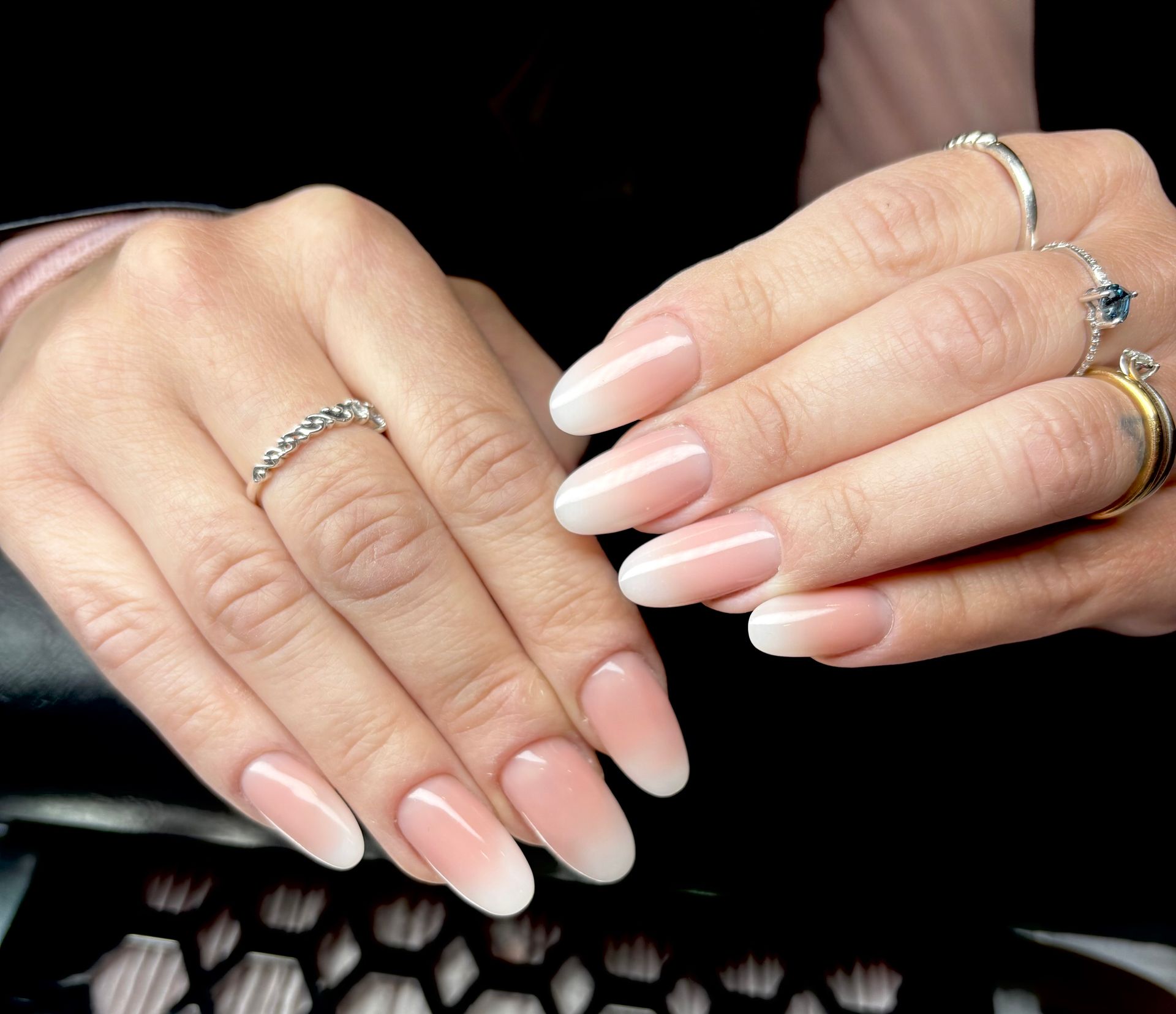 Un primo piano delle mani di una donna con anelli