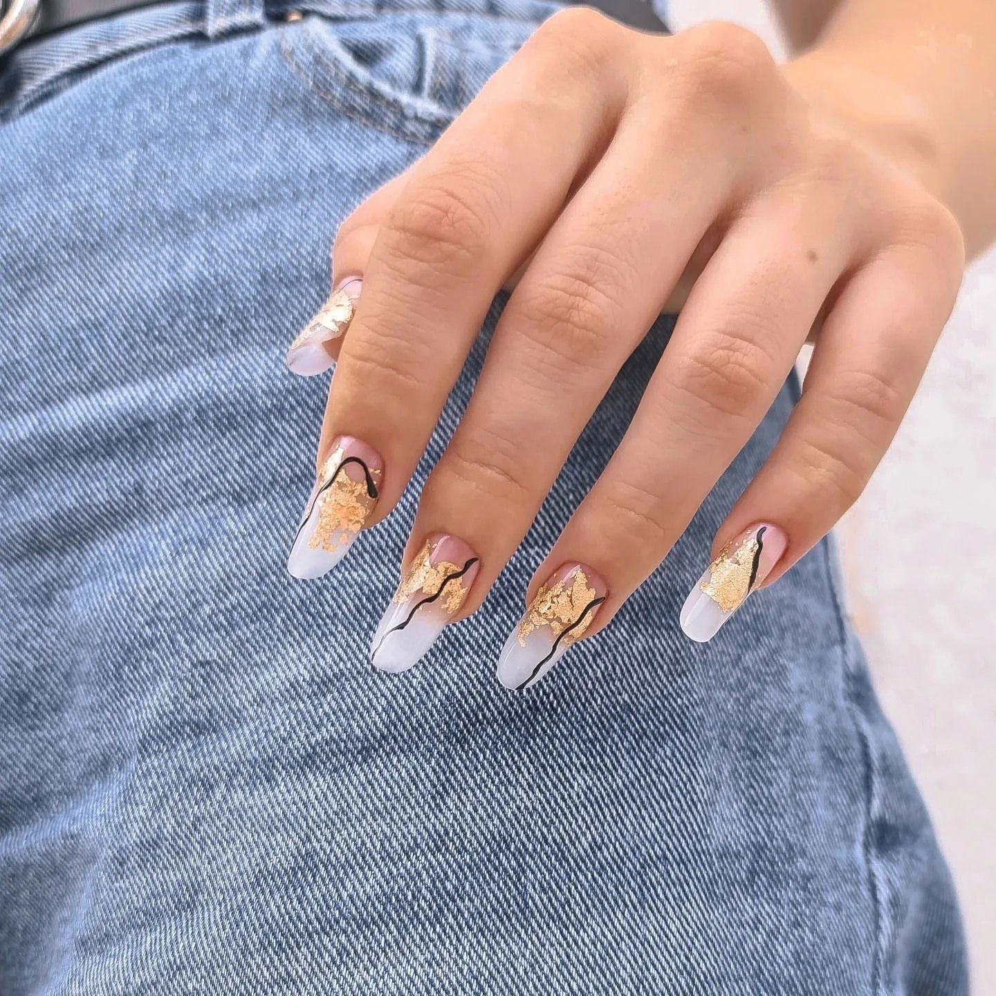 Un primo piano della mano di una donna con le unghie lunghe