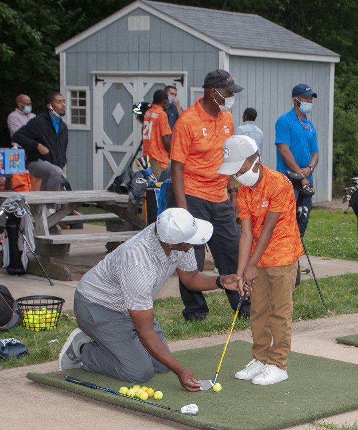 Man Teaching The kids | St. Louis, MO | Tee Masters Golf Club of St. Louis