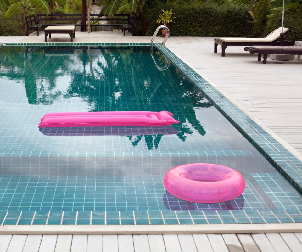 Piscina con gonfiabili