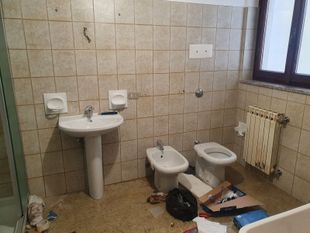 Un bagno con lavandino, water e bidet.