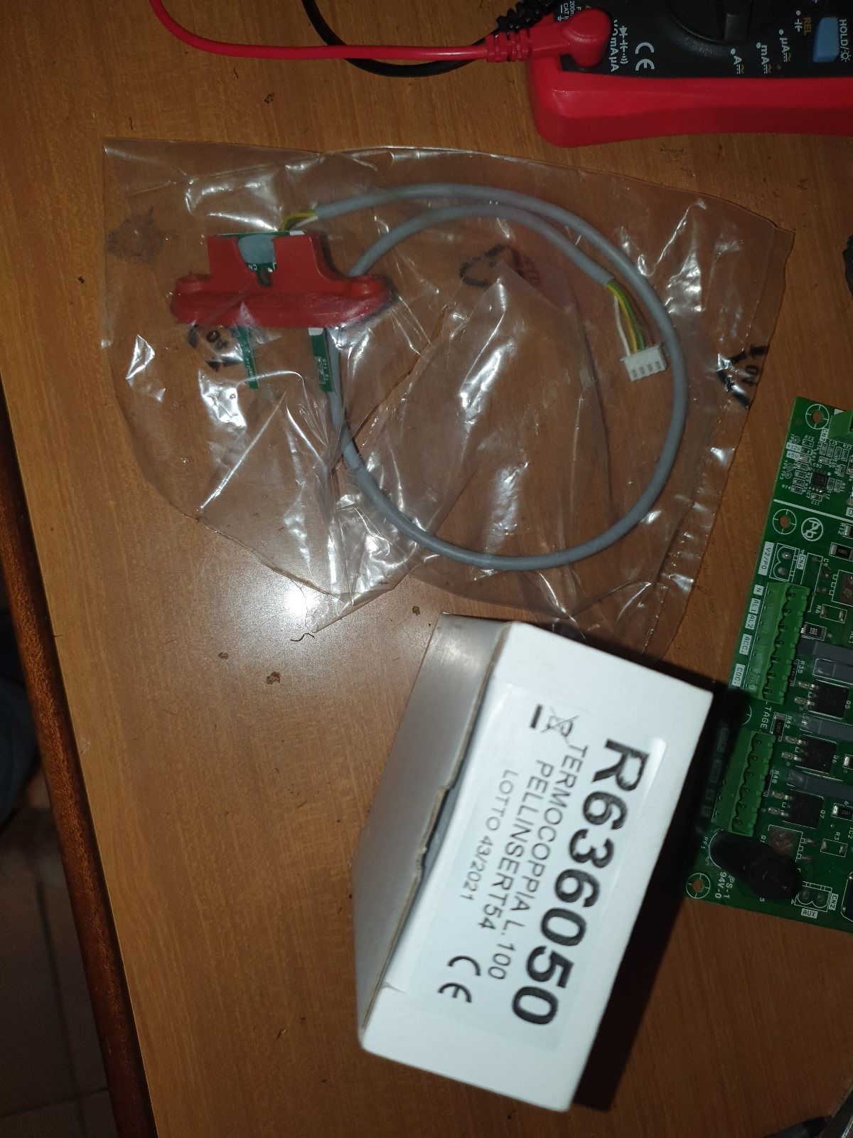 Una scatola con scritto r636050