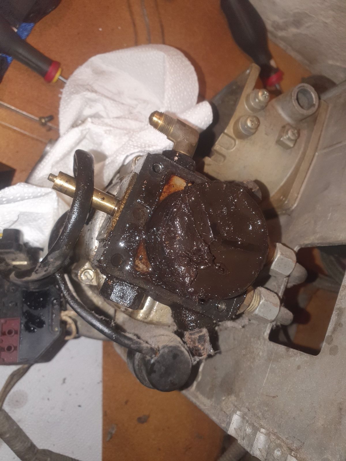 Un primo piano di un pezzo di metallo sporco su un tavolo