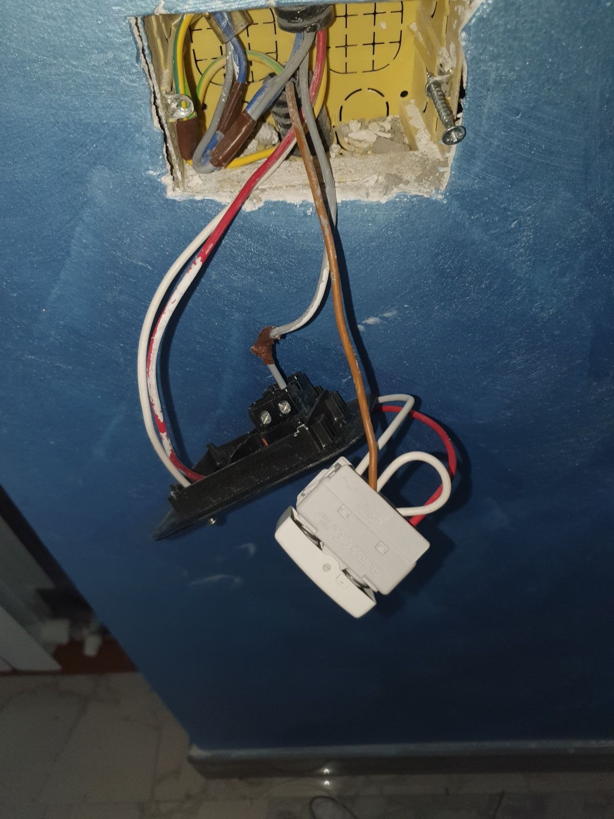 Un mucchio di fili pendono da un muro