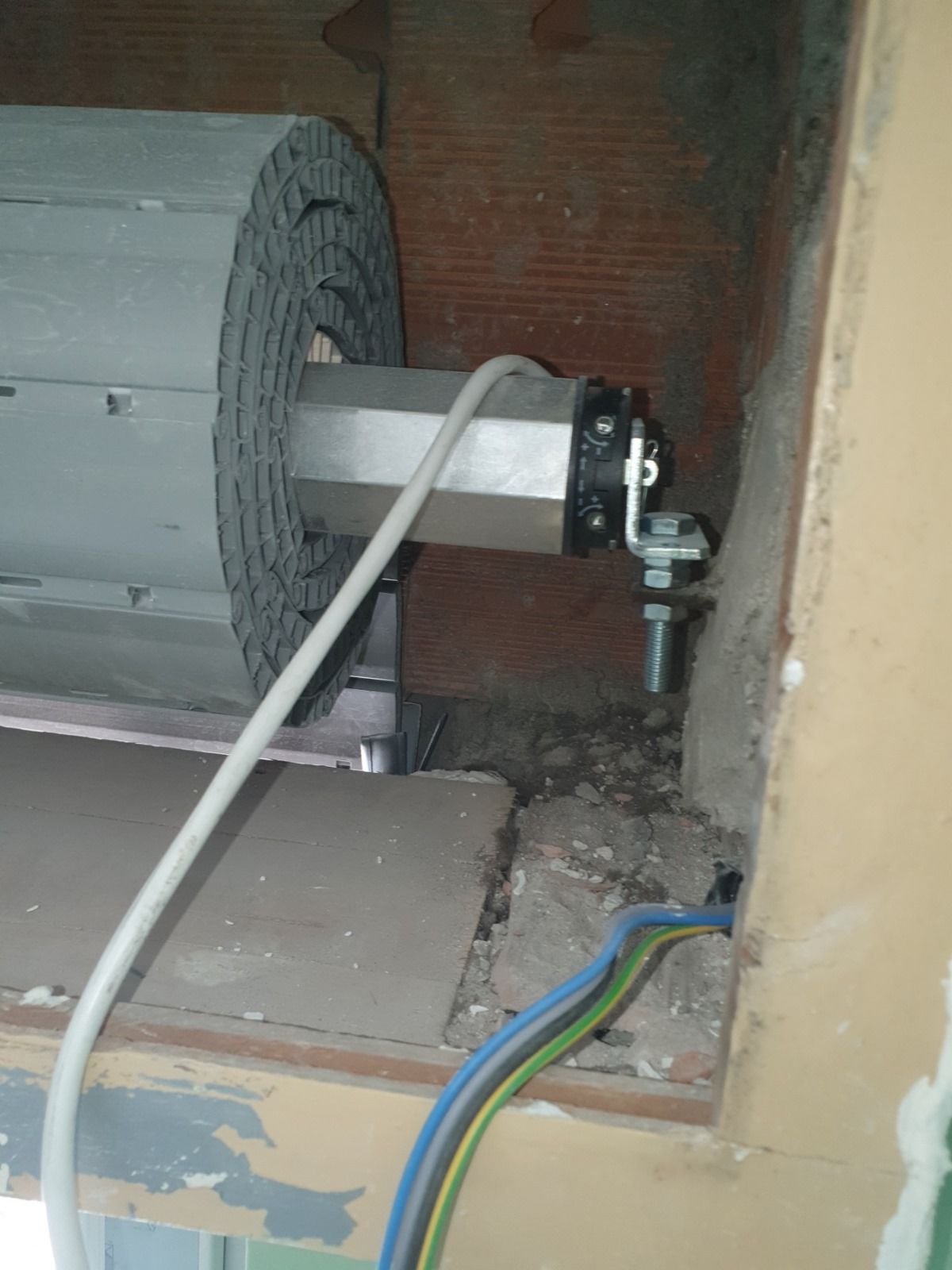 Primo piano di una tapparella con un filo attaccato.