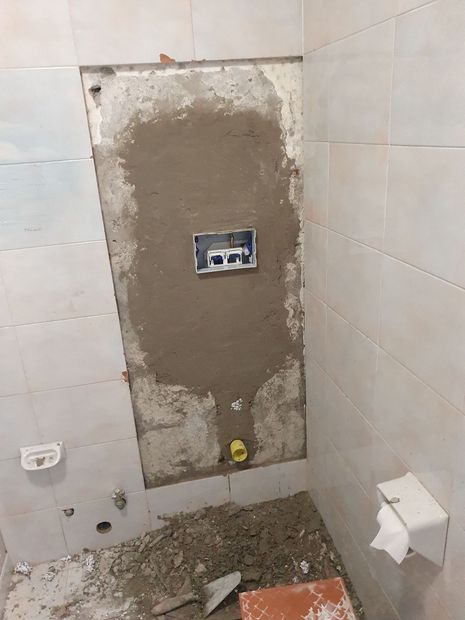 Si sta ristrutturando un bagno e si sta costruendo un muro.