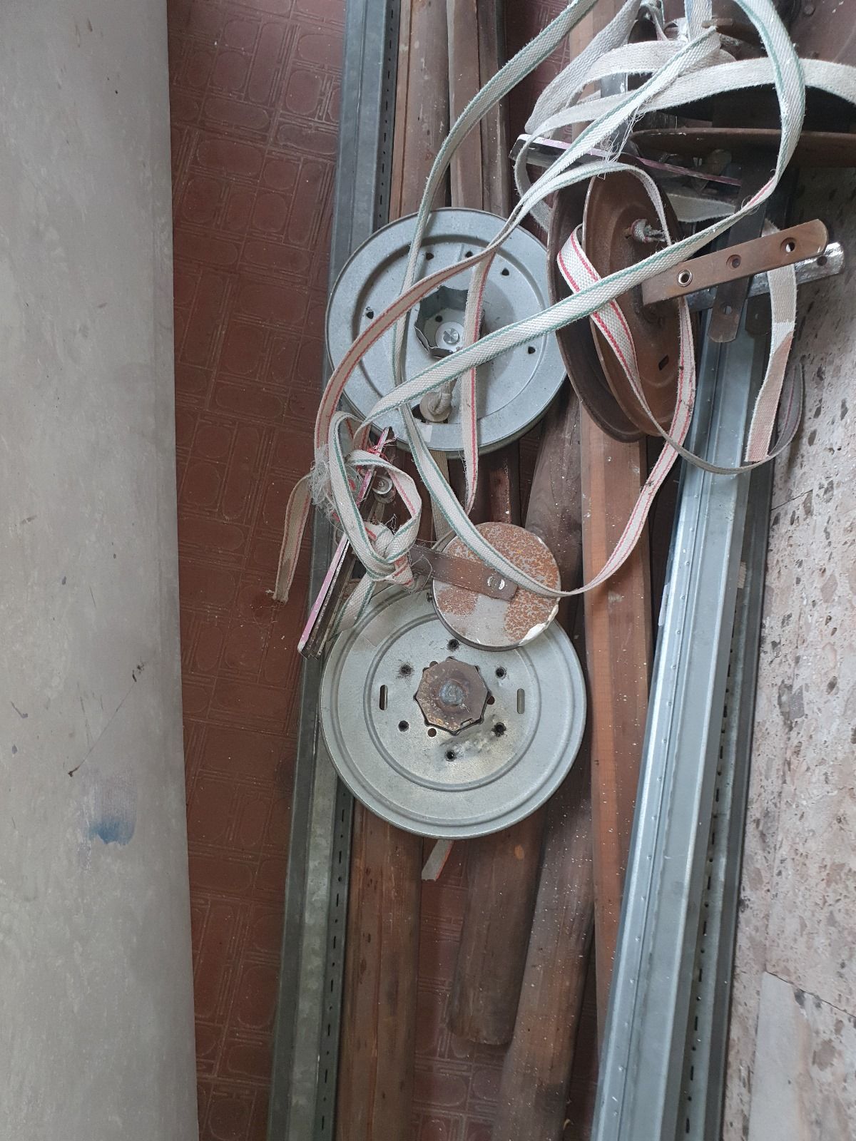 Un mucchio di cianfrusaglie è appoggiato su un tavolo di legno.