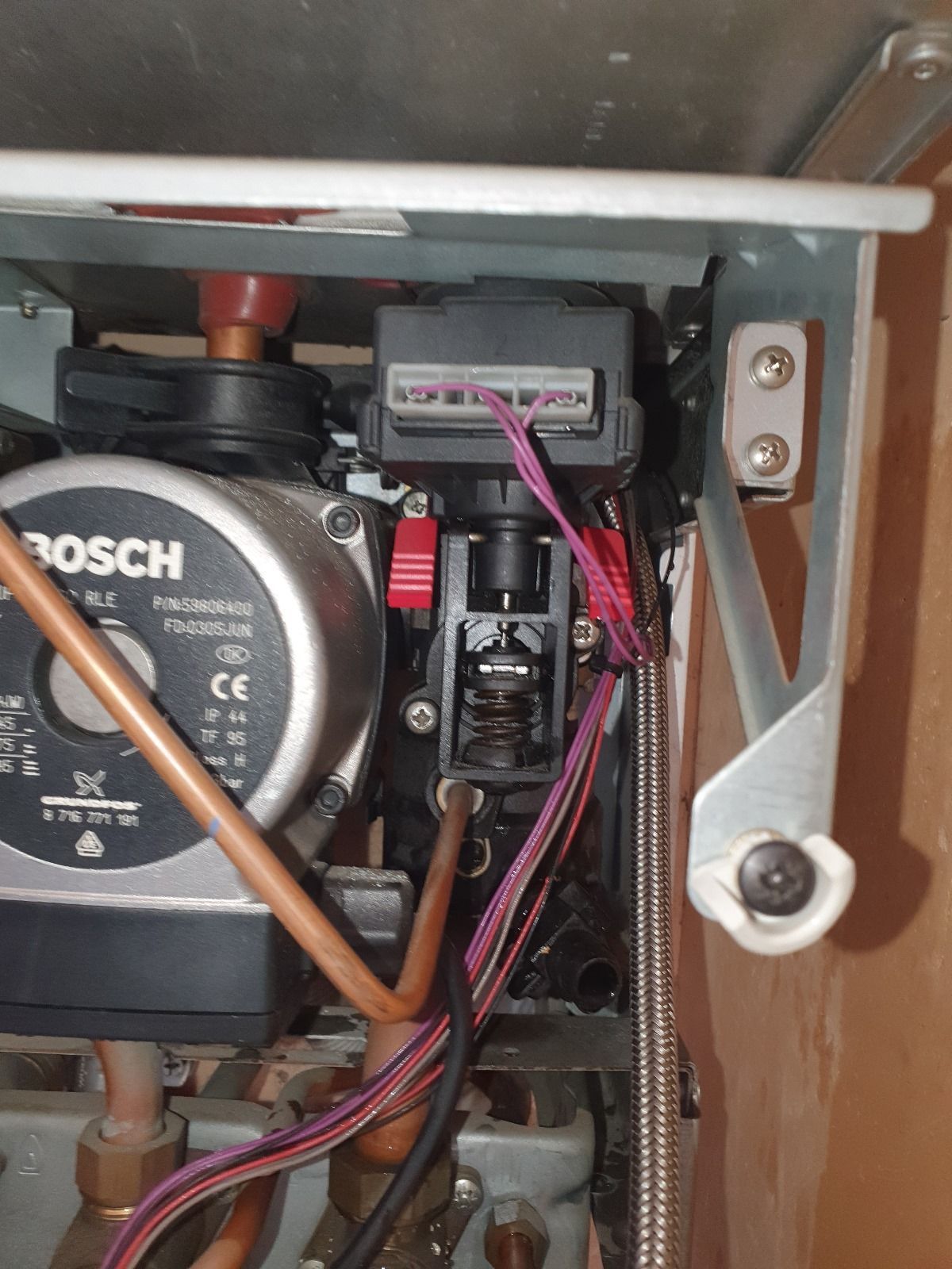 Una pompa Bosch è posizionata all'interno di una caldaia.