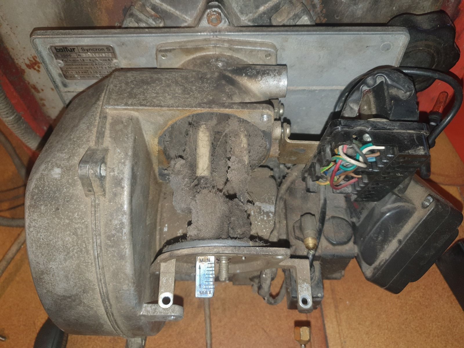 Un primo piano di una macchina con un'etichetta blu su di essa