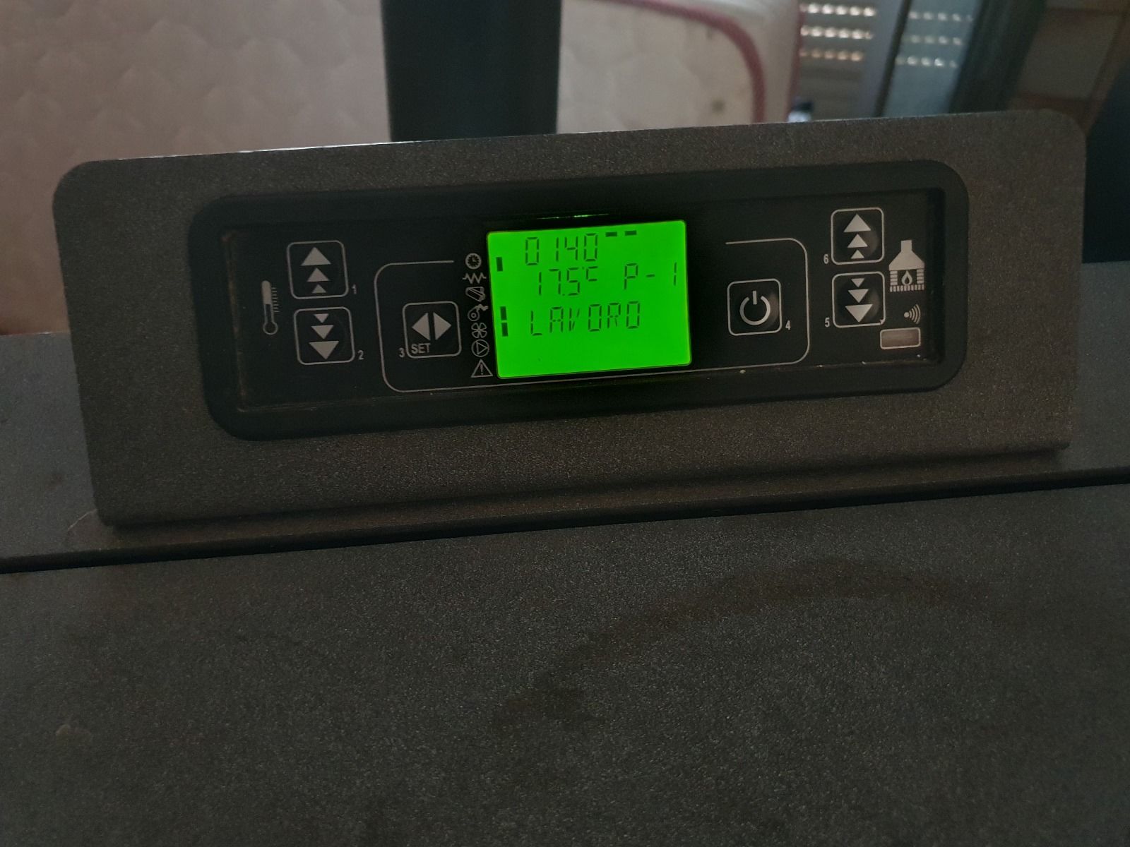 Un pannello di controllo con uno schermo verde che riporta le 6:00