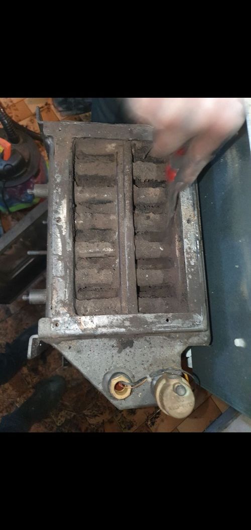 Una persona sta pulendo una macchina con una spazzola.