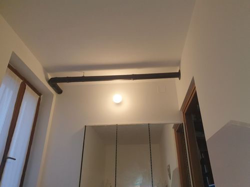 Una stanza con pareti bianche e una luce sul soffitto