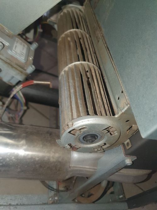 Primo piano di una ventola sporca di una macchina.