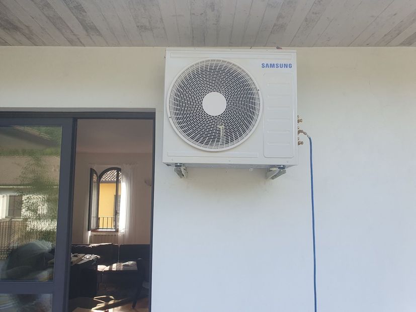 Un condizionatore d'aria Samsung è montato sul lato di un edificio.